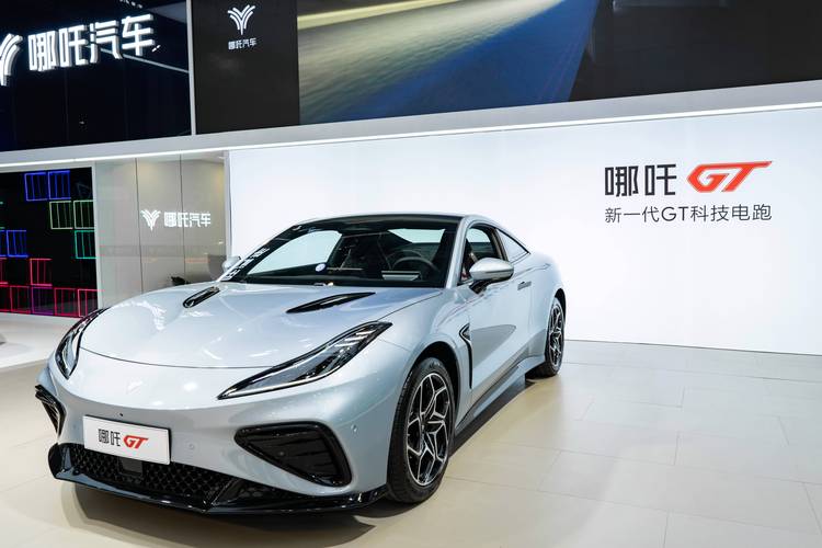 成都302哪吒汽车在智能汽车领域的表现，领途汽车在新能源汽车市场中的影响力